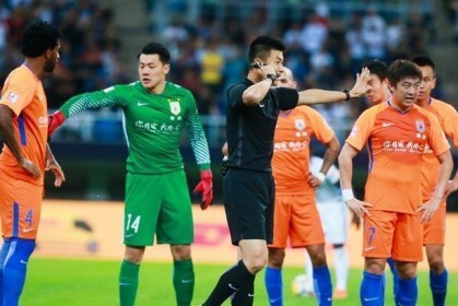  尼斯队长红牌争议判罚引发舆论风暴  