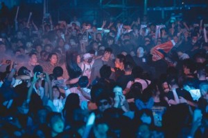  尼斯主场灯光秀致敬传奇，万人合唱震撼全场